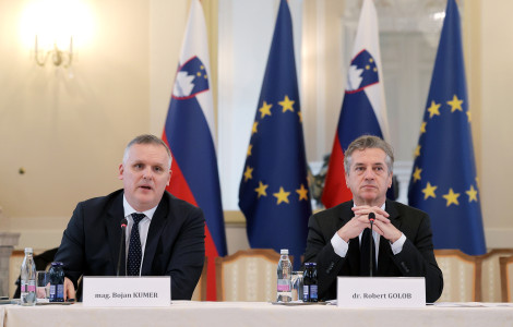 Posvet elektricna energija 2 (Prime Minister dr. Robert Golob in cooperation with the minister responsible for energy, mag. Bojan Kumro is sitting at the table and leading the consultation.)