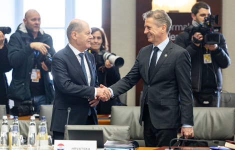 Bruselj2 (The Prime Minister shakes hands with German Chancellor Scholz.)