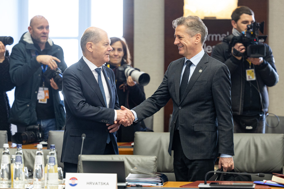 The Prime Minister shakes hands with German Chancellor Scholz.