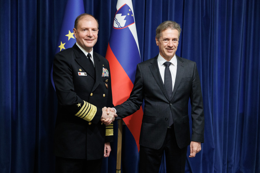 Predsednik vlade dr. Robert Golob se je srečal z admiralom Stuartom Munschem