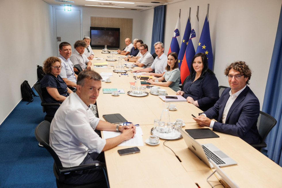 Seja delovne skupine vlade za projekt JEK2. Udeleženci sedijo za mizo.
