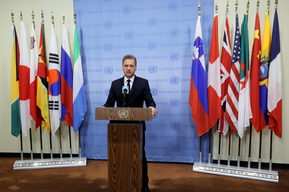 Statement to the media by the Prime Minister behind the wooden lectern. In the background, a wallpaper with the inscription Security Council (in English and French). On the sides are the flags of the countries