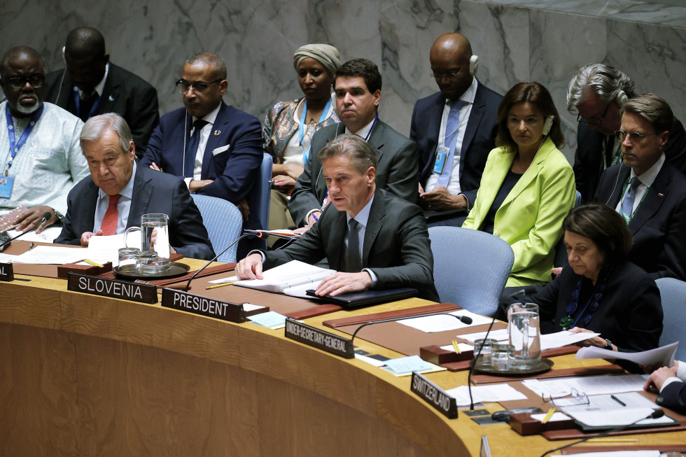 Prime Minister Robert Golob is sitting behind a round table, in front of him are signs with the words Slovenia and President in English. On his left is the Secretary-General of the United Nations, followed by the other participants in the session.