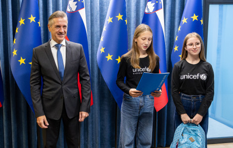 54153081964 1c13ddc442 o (Prime Minister Robert Golob received Ava Planinc and Izabela Rosc, the Junior Ambassadors of UNICEF Slovenia.)