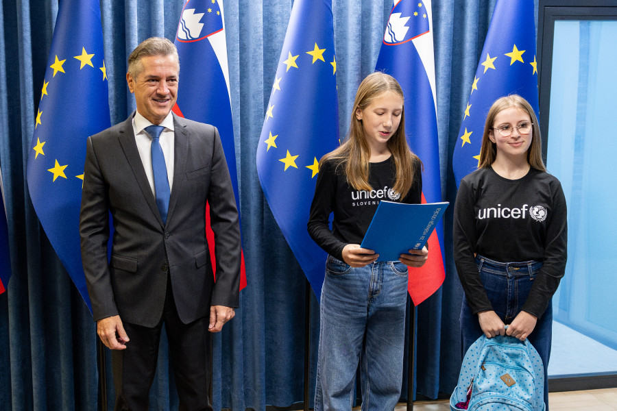 Prime Minister Robert Golob received Ava Planinc and Izabela Rosc, the Junior Ambassadors of UNICEF Slovenia.