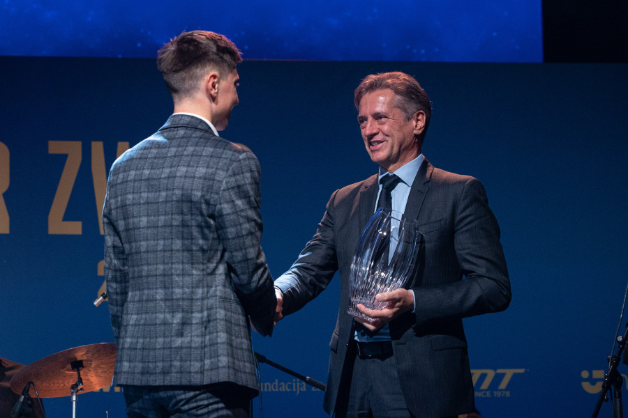 The Prime Minister shakes hands with the cyclist Pogačar and holds a glass cup in his hand