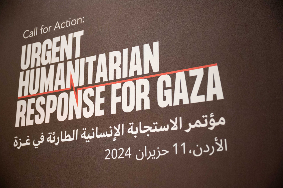bel napis na rjavi podlagi Poziv k ukrepanju: nujni humanitarni odziv za Gazo