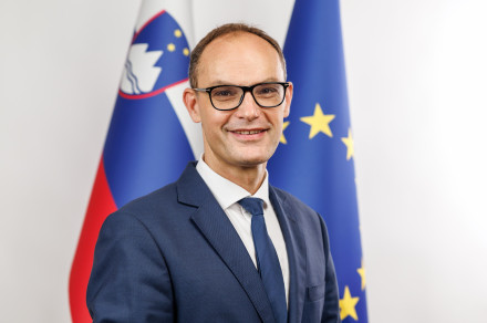 Dr Anže Logar