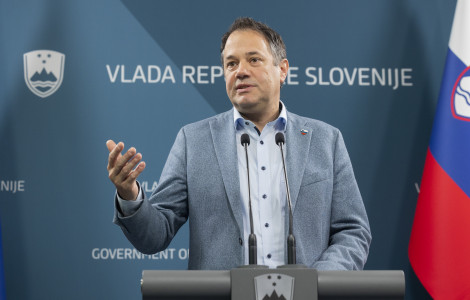 20240509 01337772 (Minister Arčon na novinarski konferenci)