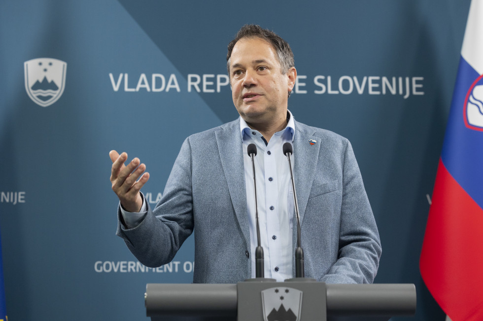 Minister Arčon na novinarski konferenci