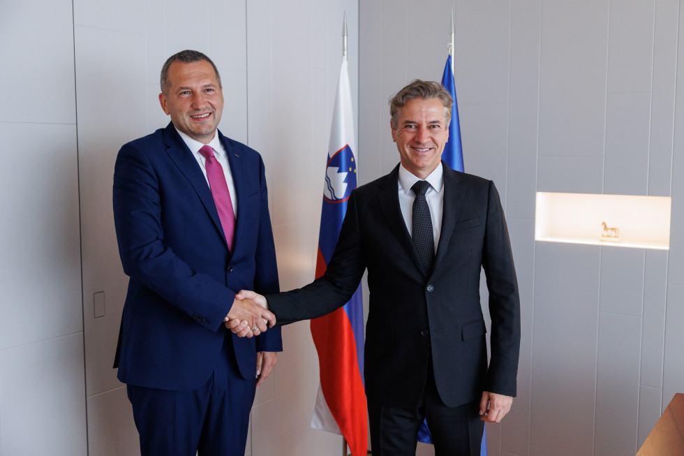 Prime Minister shakes hands with State Secretary Črnčec