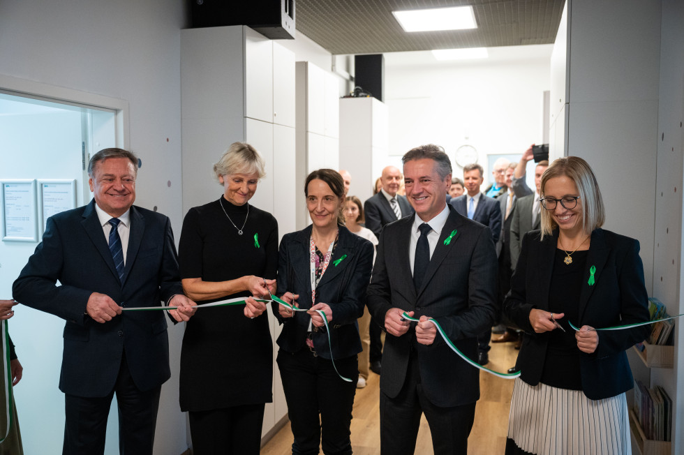 Prime Minister cuts the ceremonial ribbon together with four other participants