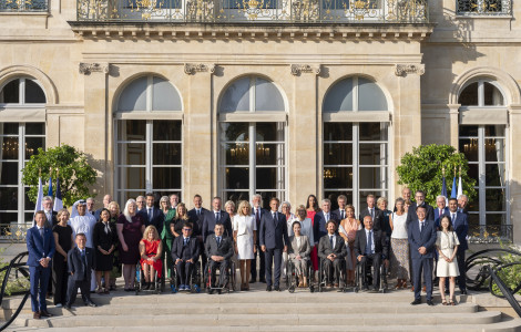 paraolimpijske (Family photo in front of the Elysee Palace)