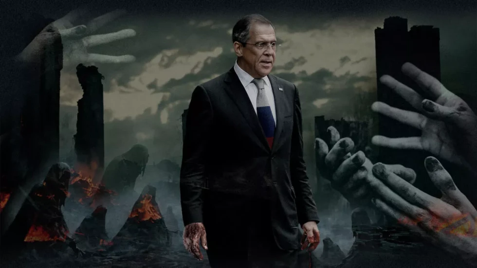 Fotomontaža ruskega zunanjega ministra Sergeja Lavrova s krvavimi rokami, v ozadju goreče ruševine