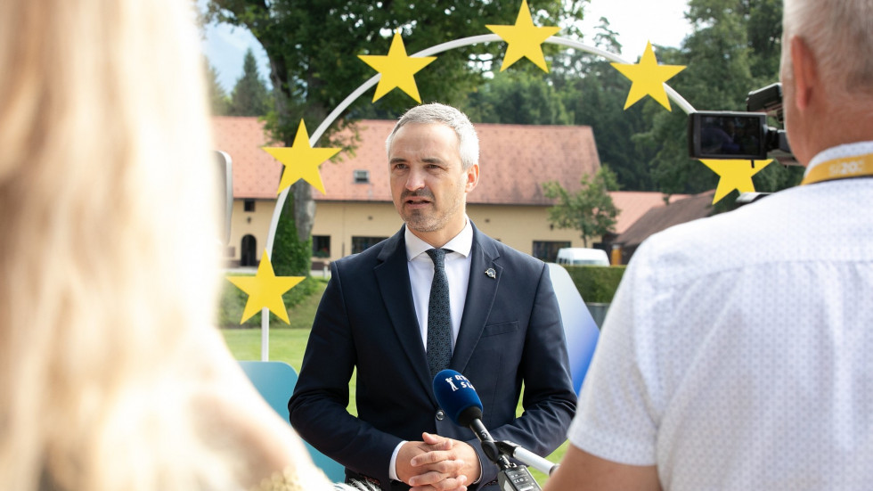 slovenski minister za delo in socialno politiko daje izjavo z amedije