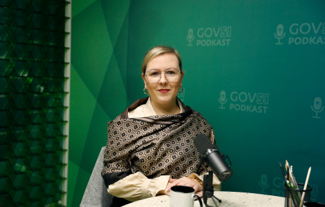 AZC8397 (Minister Mateja Čalušić sitting at a table.)