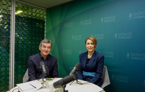 AZC80861 (A man and a woman sitting at a desk with microphones.)