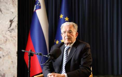 Romano Prodi (Romano Prodi sedi, pred njim je mikrofon)