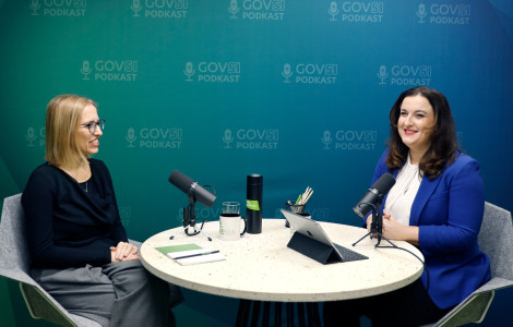 min za zdravje (Valentina Prevolnik Rupel and Petra Bezjak Cirman sitting at a table with microphones)