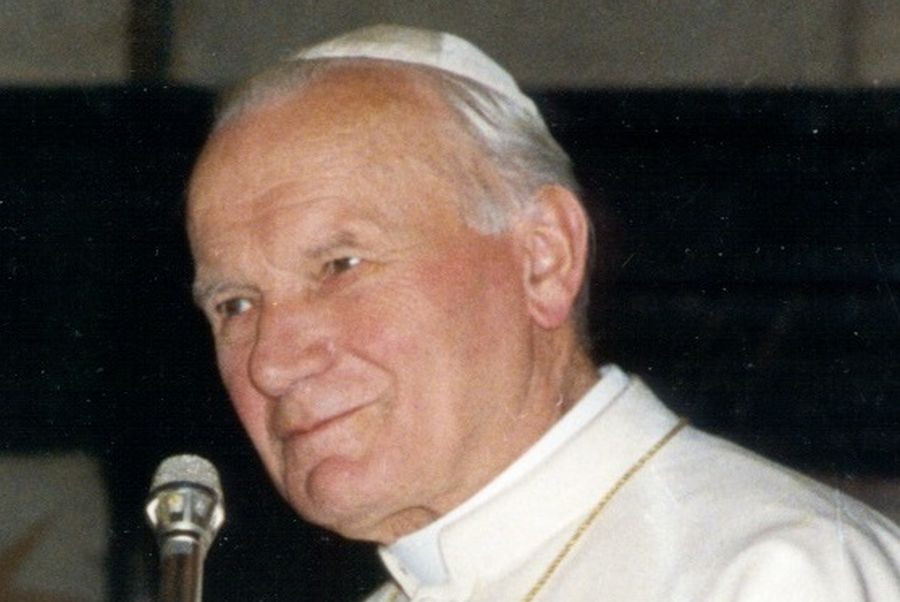 PapežJanez Pavel II pred mikrofonom.