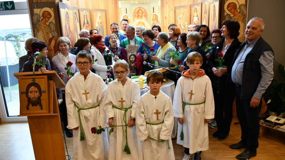 Minister, duhovnik, veleposlanice, otroci in zbor v kapeli Slovenskega pastoralnega centra v Bruslju.