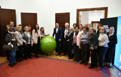 DSC 8903 (Minister, state secretary and Slovenes from Zagreb around the ball.)