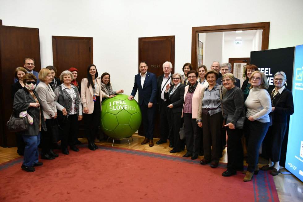 Minister, državna sekretarka in Slovenci iz Zagreba okoli žoge.